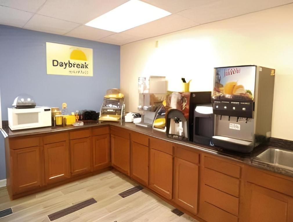 Days Inn By Wyndham West Branch Iowa City Area Exterior foto